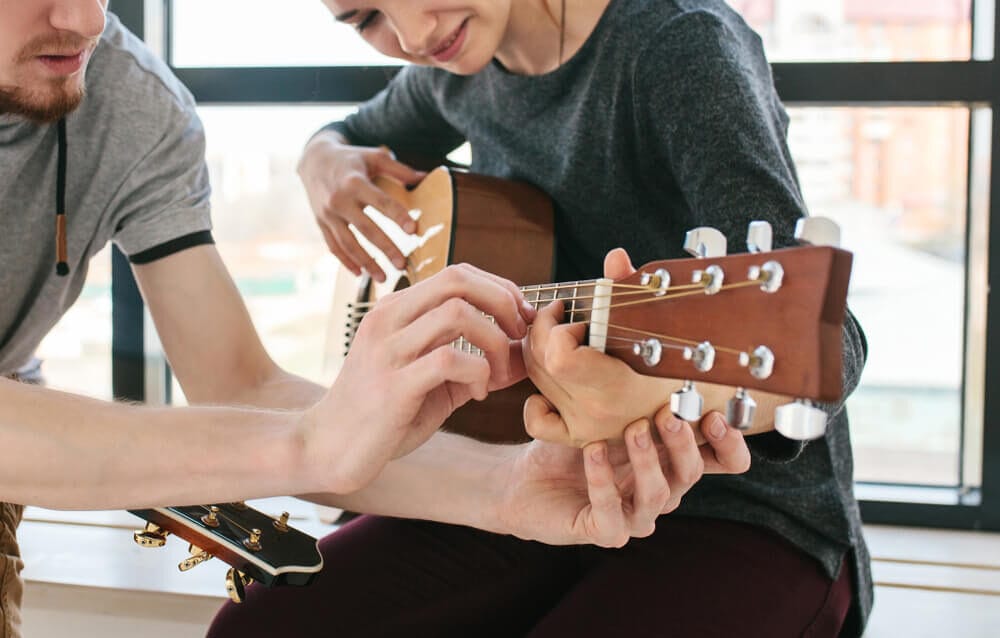 Gitar öğrenme sürecinde hatalar ve tekrar yöntemleri